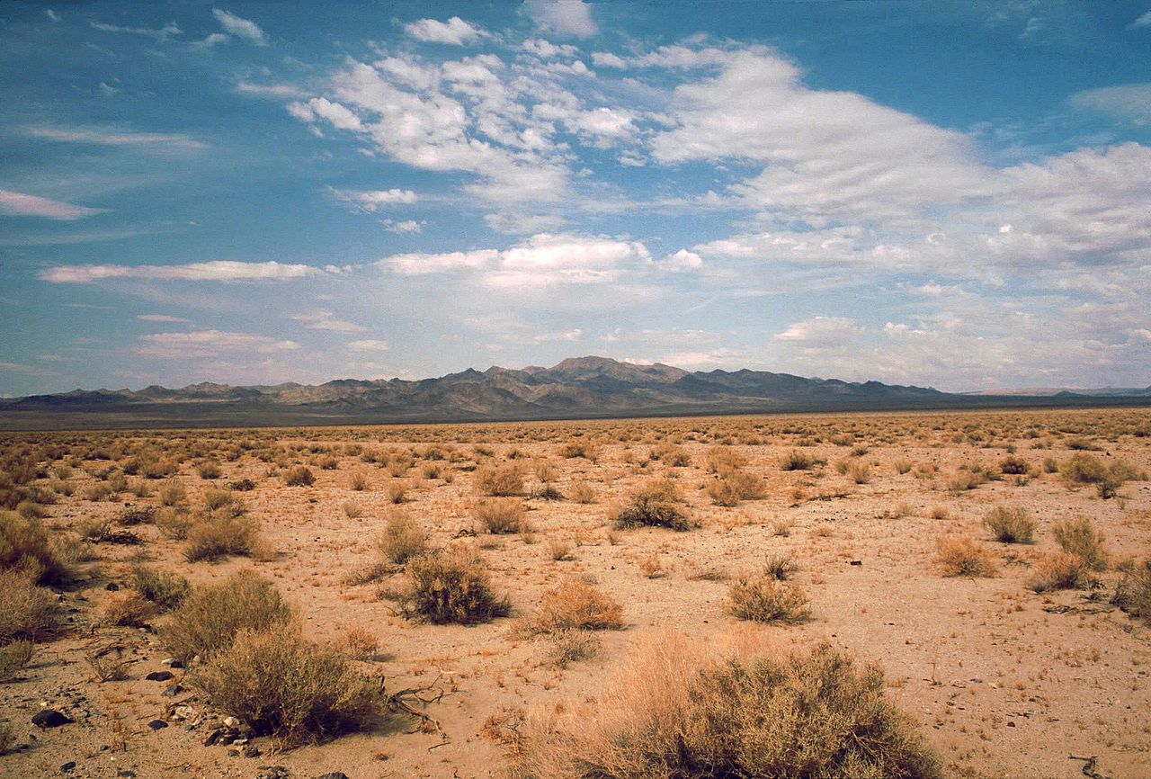 1280px-Death_Valley,19820816,Desert,incoming_near_Shoshones.jpg